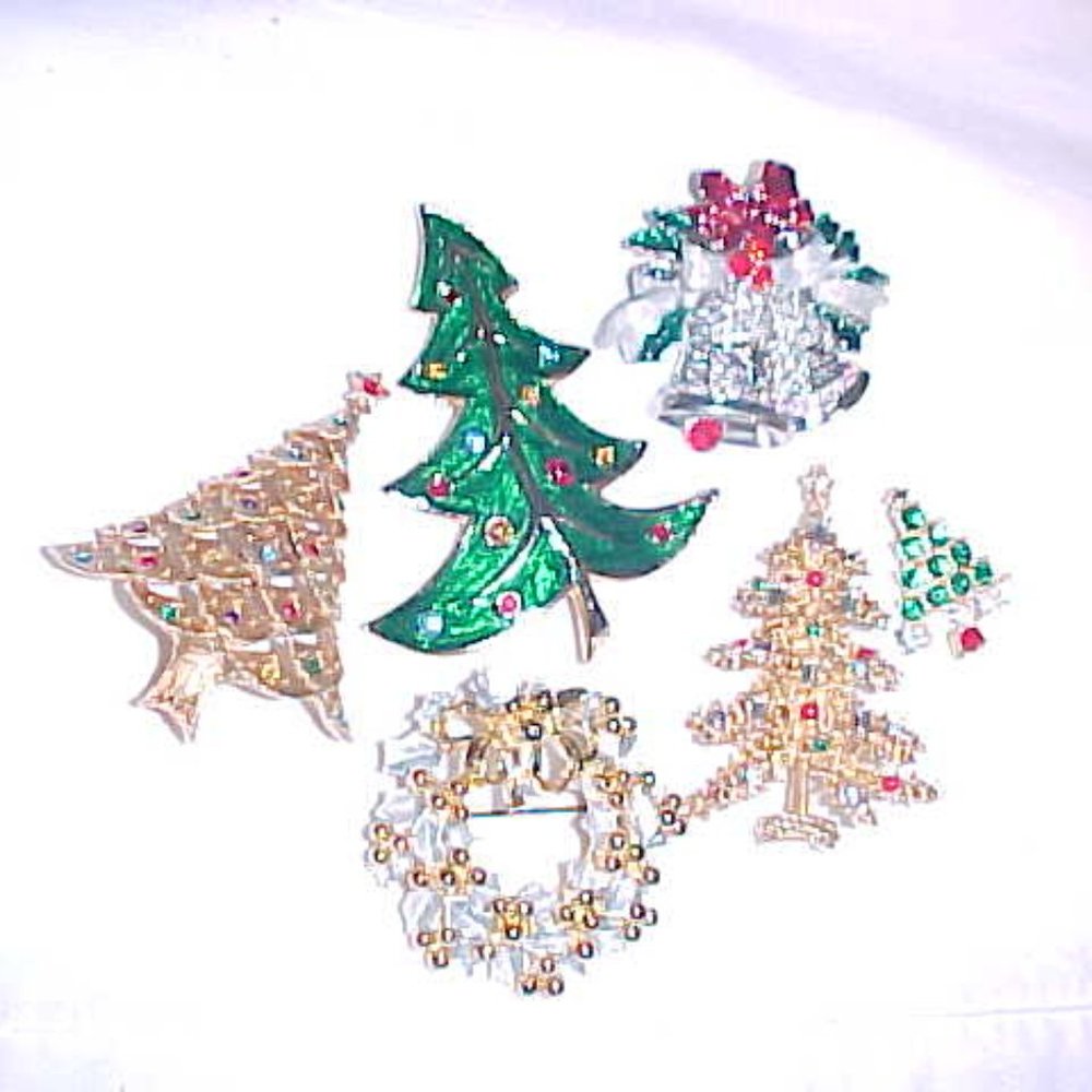 Vintage CHRISTMAS PINS BUNDLE Trees Wreath Bells Silvertone Goldtone Rhinestones
